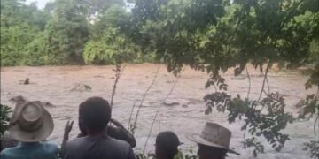 Mujer que fue arrastrada por una crecida de un río en Chalatenango es rescatada con vida 