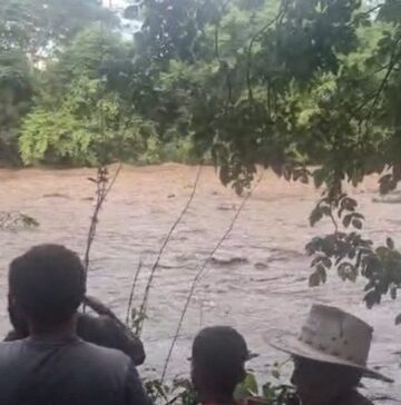 Mujer que fue arrastrada por una crecida de un río en Chalatenango es rescatada con vida