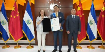 Alexandra Hill entrega máxima distinción nacional al embajador chino Zhang Yanhui