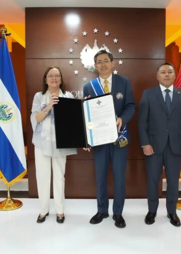 Alexandra Hill entrega máxima distinción nacional al embajador chino Zhang Yanhui