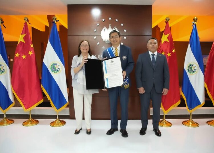 Alexandra Hill entrega máxima distinción nacional al embajador chino Zhang Yanhui