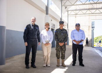 Ministros de Defensa y Seguridad acompañan a Keiko Fujimori en visita al CECOT