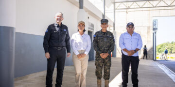 Ministros de Defensa y Seguridad acompañan a Keiko Fujimori en visita al CECOT