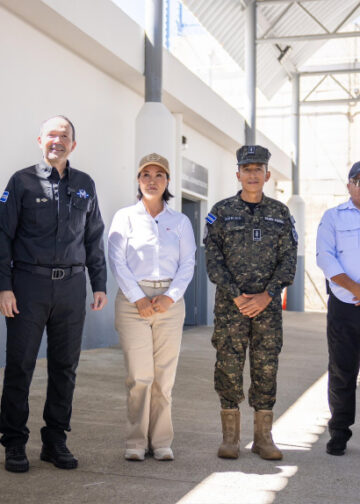 Ministros de Defensa y Seguridad acompañan a Keiko Fujimori en visita al CECOT