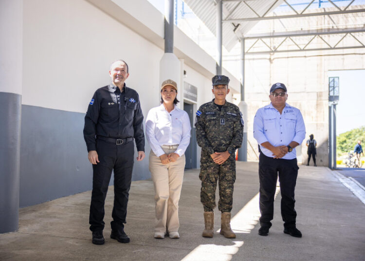 Ministros de Defensa y Seguridad acompañan a Keiko Fujimori en visita al CECOT