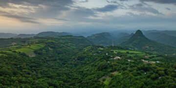 Onda tropical favorecerá lluvias en El Salvador durante toda la semana