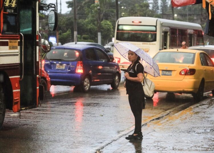 Medio Ambiente advierte sobre lluvias y posibles deslizamientos en varios sectores del país