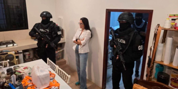 Detienen a la excandidata presidencial de Ecuador irregularidades en fondos usados para su campaña electoral