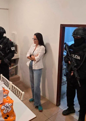 Detienen a la excandidata presidencial de Ecuador irregularidades en fondos usados para su campaña electoral