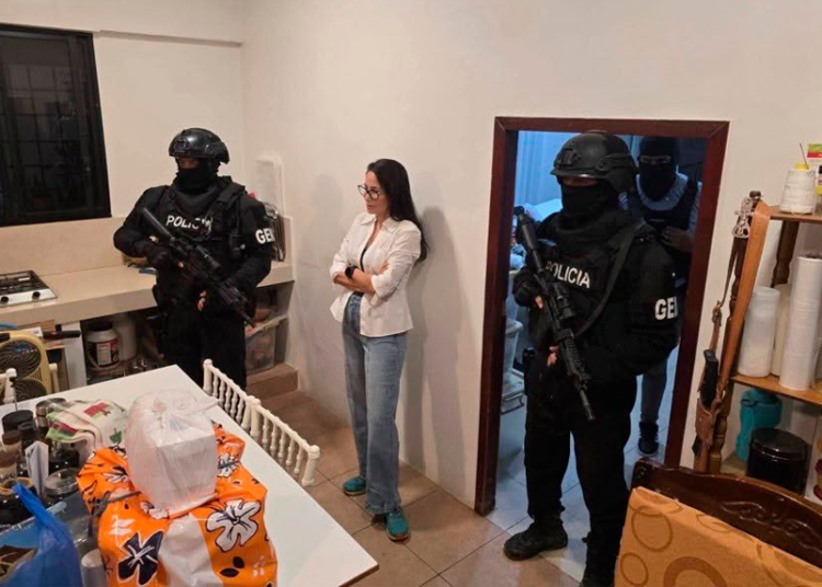 Detienen a la excandidata presidencial de Ecuador irregularidades en fondos usados para su campaña electoral