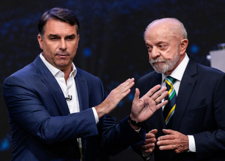 Lula y Flávio Bolsonaro chocan por el modelo económico argentino en el último debate presidencial de Brasil