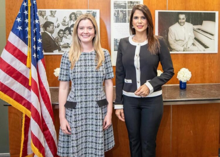 Milena Mayorga aborda becas Fulbright y cooperación deportiva con funcionaria de Estados Unidos