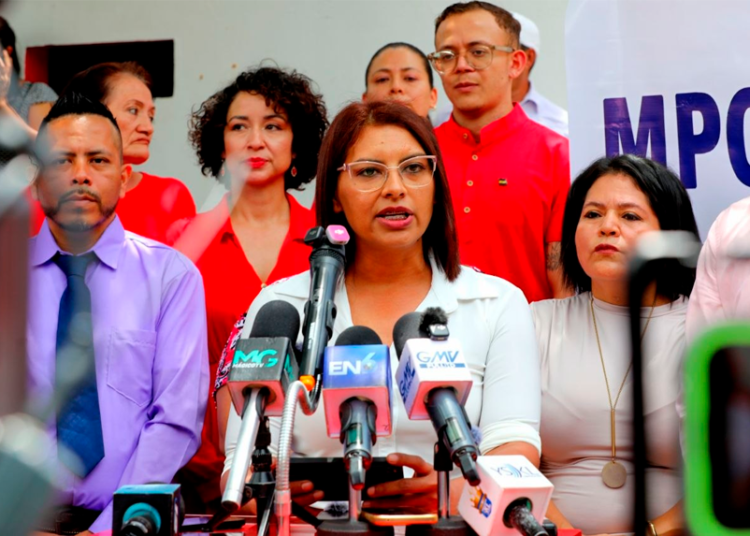Madaí Santos compara con perros a sus críticos