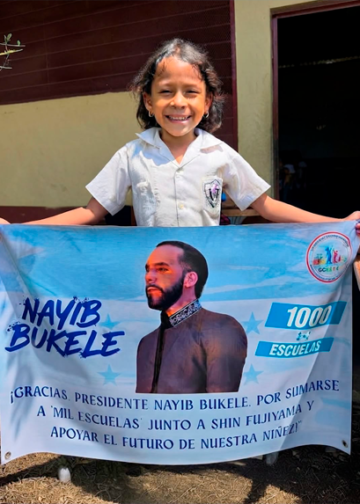 Niña hondureña agradece a Nayib Bukele por su apoyo a la construcción de 1,000 escuelas