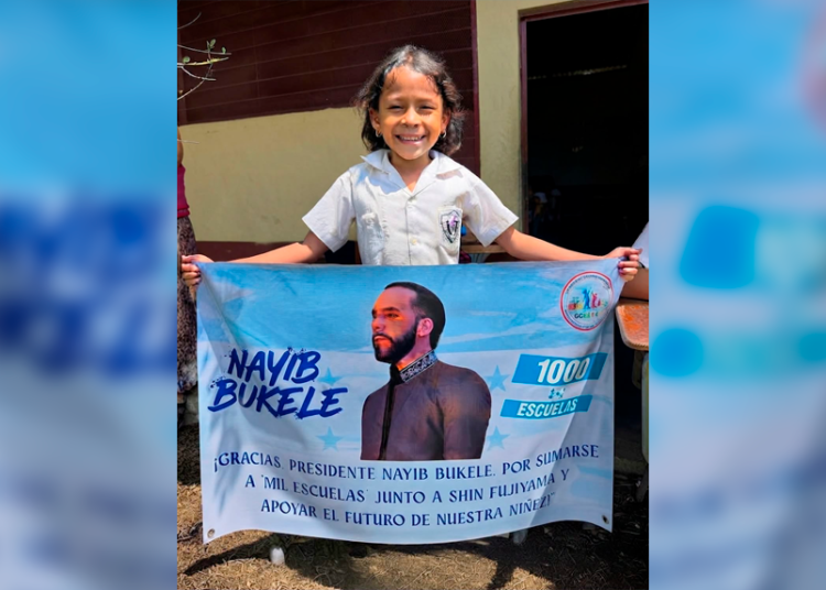 Niña hondureña agradece a Nayib Bukele por su apoyo a la construcción de 1,000 escuelas