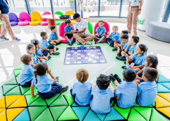 Iniciativa de Gabriela de Bukele lleva el mundo mágico de Cri-Cri a niños de El Mozote