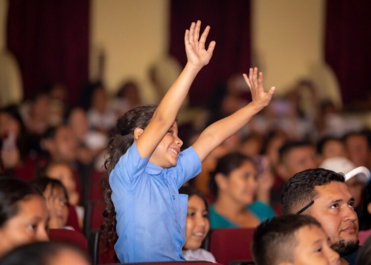 Primera Dama impulsa más oportunidades de juego para los niños en El Salvador