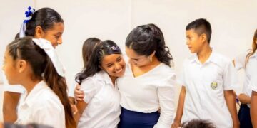 Gabriela de Bukele destaca el valor de las niñas salvadoreñas en su día internacional
