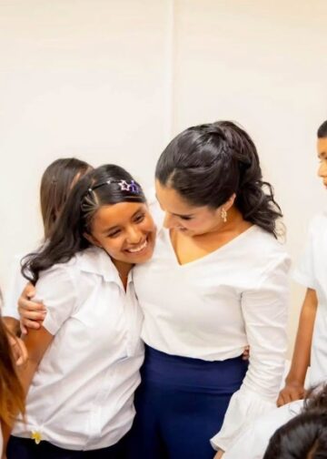 Gabriela de Bukele destaca el valor de las niñas salvadoreñas en su día internacional
