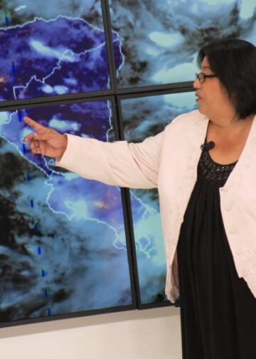 La mujer que abrió camino en la meteorología salvadoreña