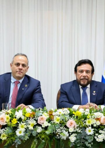 Vicepresidente Félix Ulloa recibe distinción de Visitante Ilustre y reafirma la cooperación con Paraguay