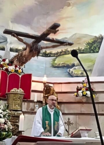 Cruz cae sobre sacerdote durante una misa en vivo y le causa la muerte en Ecuador