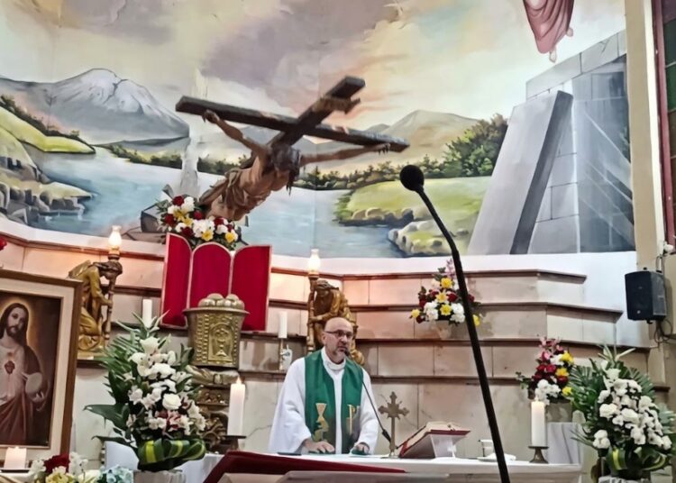Cruz cae sobre sacerdote durante una misa en vivo y le causa la muerte en Ecuador