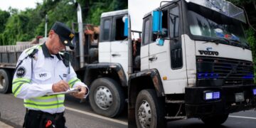 Autoridades sancionan a vehículos de carga por incumplir límites de velocidad, horarios y peso
