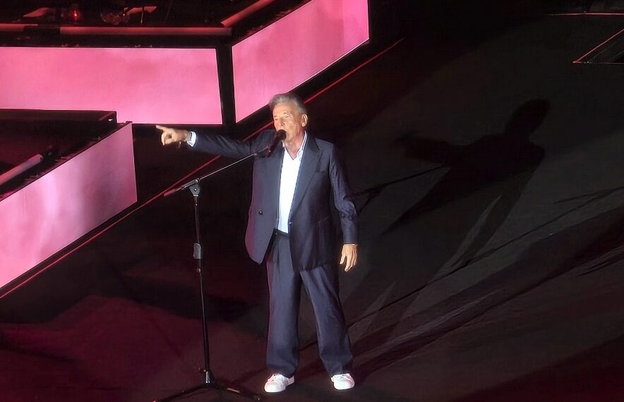 Ricardo Montaner hace vibrar El Salvador con una noche de nostalgia y romance