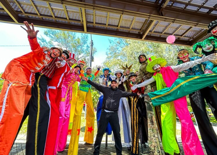 Mario Durán agasajó a niños en el parque Cuscatlán