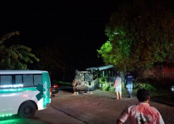 Conductor pierde el control y vuelca su vehículo en San Miguel Centro