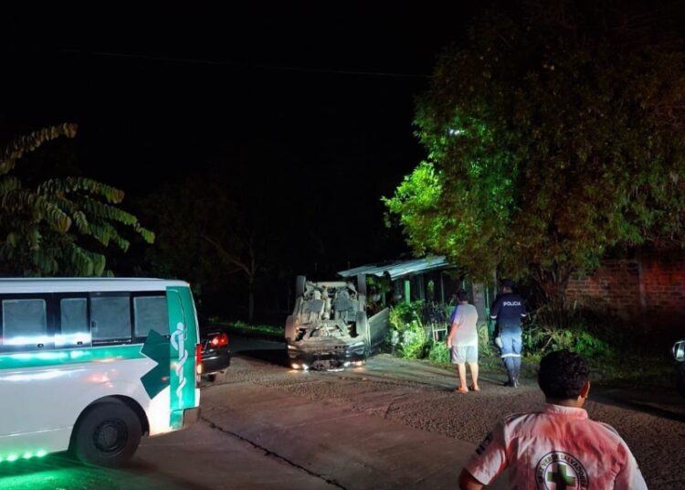 Conductor pierde el control y vuelca su vehículo en San Miguel Centro