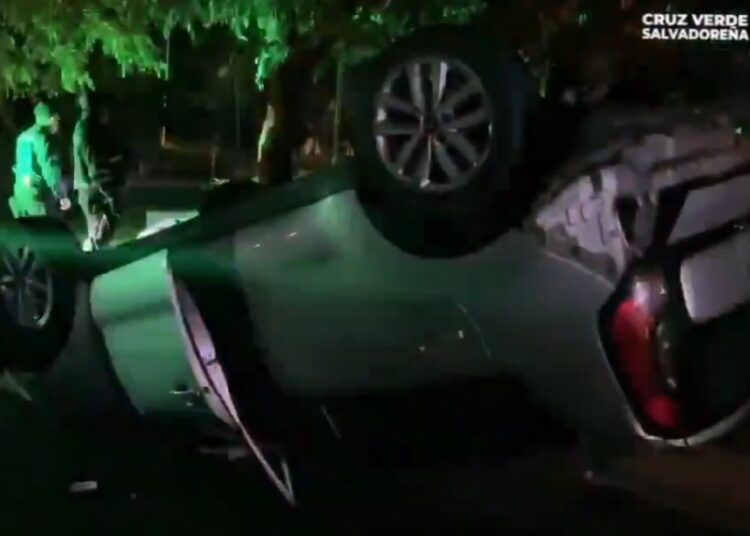 Vuelco de vehículo en Ilopango moviliza a socorristas de Cruz Verde