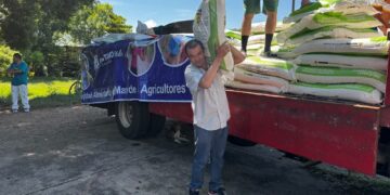 Municipalidad de Santa Ana Centro beneficia a agricultores con entrega de abono
