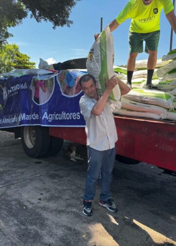 Municipalidad de Santa Ana Centro beneficia a agricultores con entrega de abono