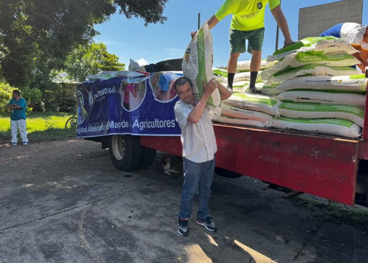 Municipalidad de Santa Ana Centro beneficia a agricultores con entrega de abono