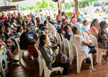 Salvadoreños compran precios accesibles en agromercado de San Marcos
