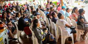 Salvadoreños compran precios accesibles en agromercado de San Marcos