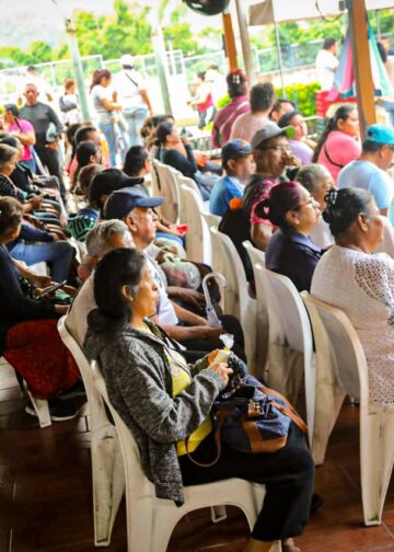 Salvadoreños compran precios accesibles en agromercado de San Marcos