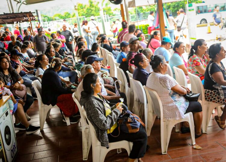 Salvadoreños compran precios accesibles en agromercado de San Marcos