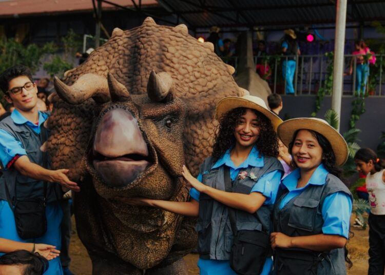 ¡Dinosaurios gigantes y ojos llenos de ilusión! Así se vive la aventura en CIFCO Jurásico