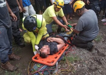 Habitantes rescatan a hombre arrastrado por el río Ceniza y socorristas lo trasladan a un centro asistencial