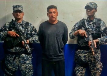 Capturan a hombre que golpeó en el rostro y sujetó del cuello a su compañera de vida en La Libertad