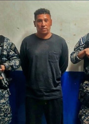 Capturan a hombre que golpeó en el rostro y sujetó del cuello a su compañera de vida en La Libertad