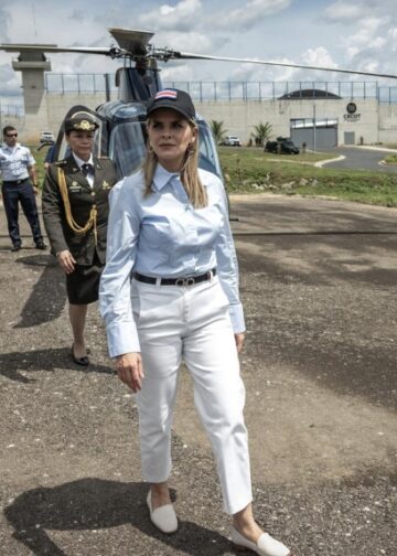 Laura Fernández conoce el CECOT tras inaugurar megacárcel inspirada en el modelo salvadoreño