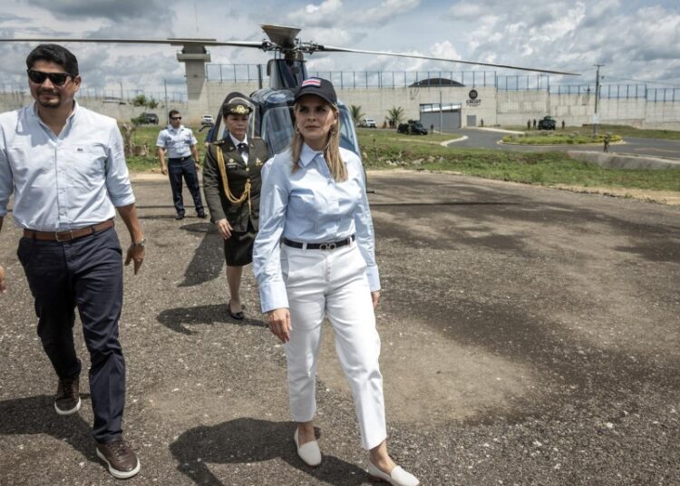 Laura Fernández conoce el CECOT tras inaugurar megacárcel inspirada en el modelo salvadoreño