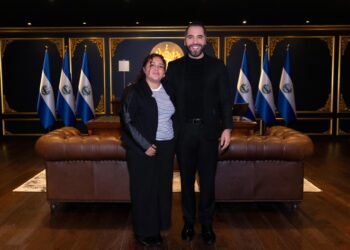 Beneficiaria de beca presidencial cumple su sueño de agradecer al presidente Bukele