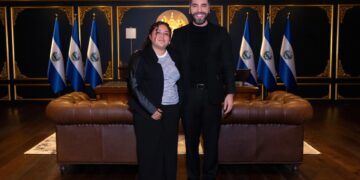 Beneficiaria de beca presidencial cumple su sueño de agradecer al presidente Bukele