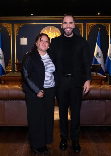 Beneficiaria de beca presidencial cumple su sueño de agradecer al presidente Bukele