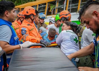 Fuerte accidente en carretera a Los Chorros deja varios fallecidos y lesionados